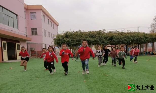 幼兒園鋪設綠色人造草坪